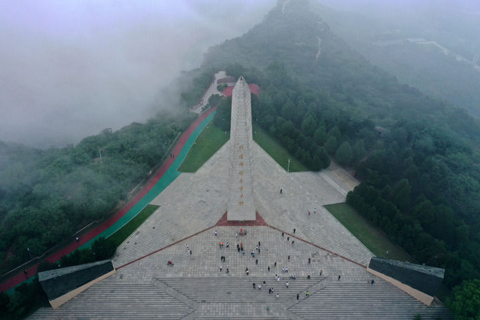 游客在山西省阳泉市百团大战纪念碑参观（2025年7月8日摄，无人机照片）。新华社记者 詹彦 摄