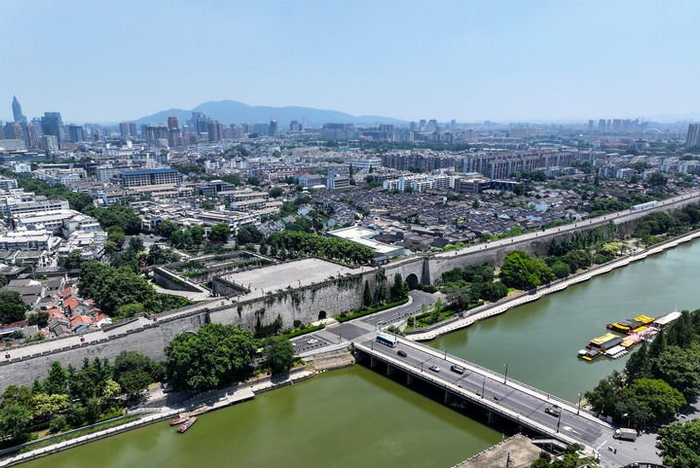 南京中华门城堡与秦淮河景色（2023年6月9日摄，无人机照片）。新华社记者 杨磊 摄