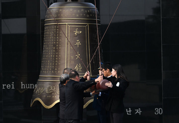 社会各界代表在侵华日军南京大屠杀遇难同胞纪念馆撞响和平大钟（2024年12月13日摄）。新华社记者 季春鹏 摄