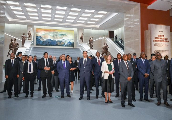  驻华外交官来到中国人民抗日战争纪念馆，参观纪念中国人民抗日战争暨世界反法西斯战争胜利80周年主题展览《为了民族解放与世界和平》（2025年7月17日摄）。新华社记者 陈晔华 摄