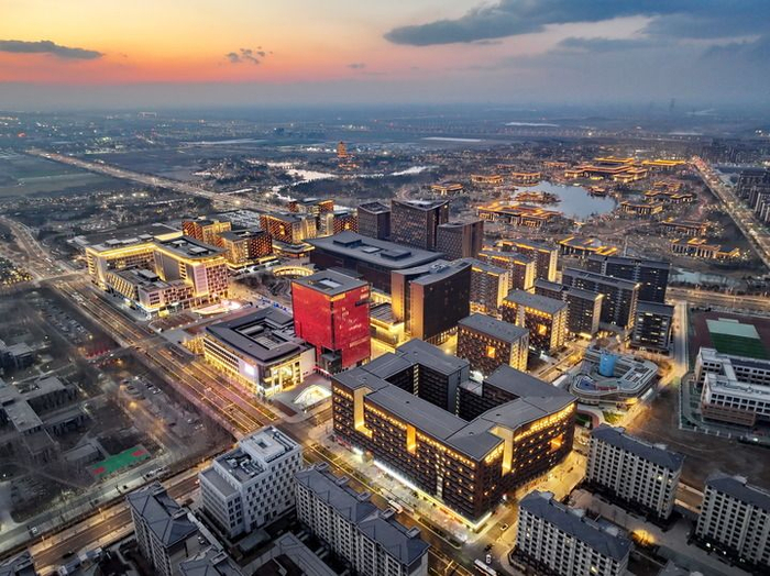 雄安商务服务中心夜景（2025年3月15日摄，无人机照片）。新华社记者 牟宇 摄