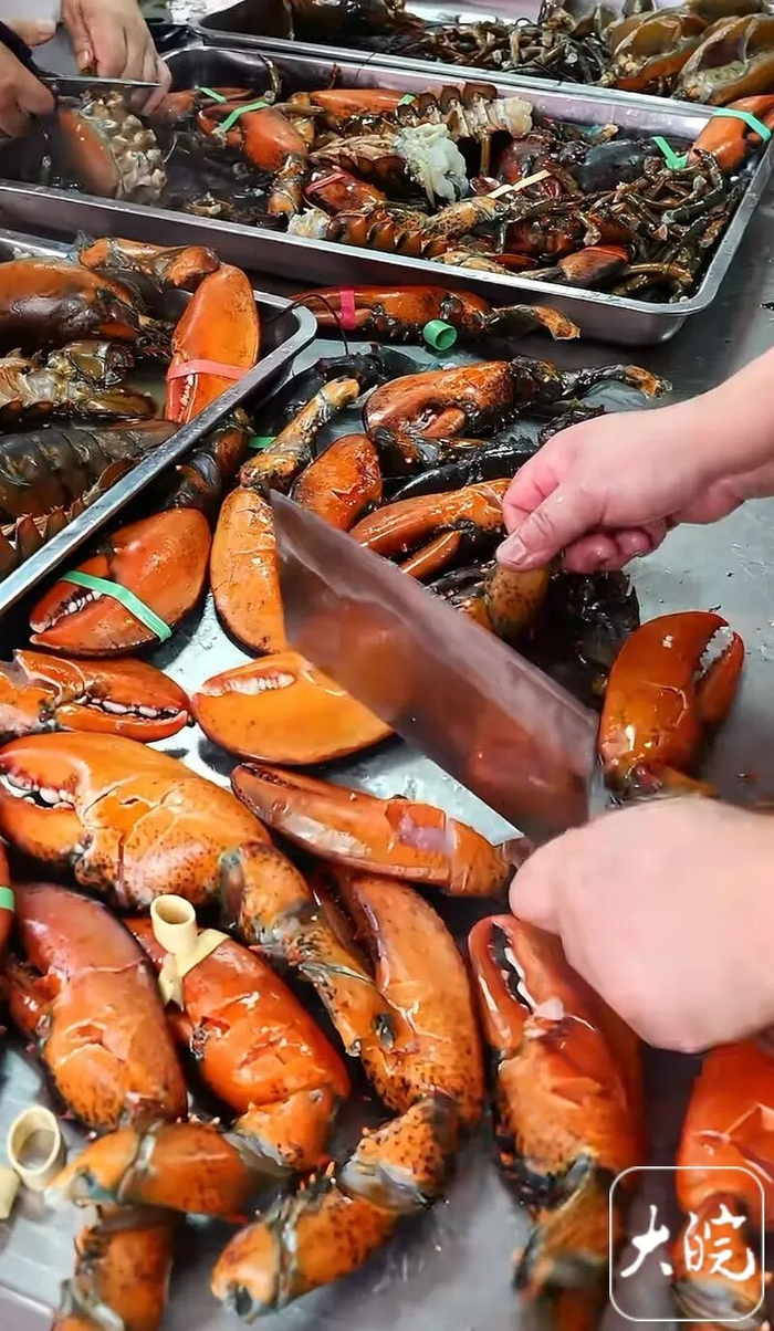 幼儿园给学生提供鲍鱼、龙虾等餐食。（受访者供图）