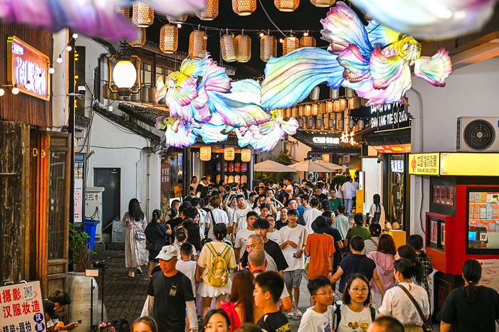 2025年8月25日，江苏苏州，暑期旅游高峰进入尾声，山塘街历史街区游客云集。视觉中国  资料图