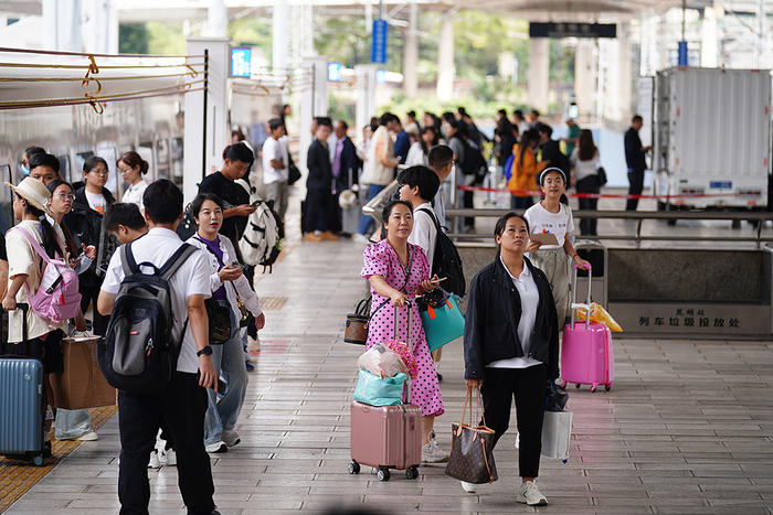 2025年8月31日，旅客抵达云南昆明站。当日，为期两个月的中国铁路暑运结束。 中新社记者 刘冉阳 摄