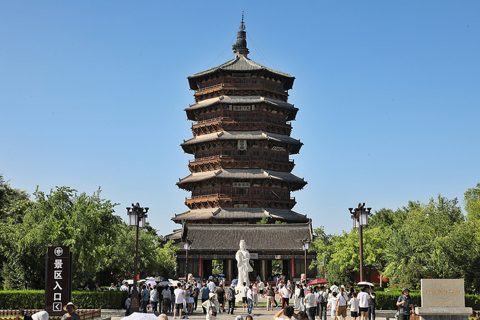 2025年8月9日，暑期，山西朔州应县木塔景区，游人摩肩接踵。视觉中国  资料图