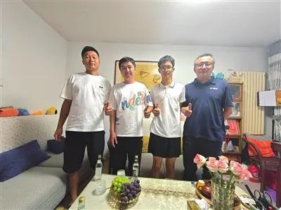 王先生来到徐学敏家致谢。左一、左二为王先生及其家属。右一为徐学敏、右二为徐孟泽。陈小川/摄