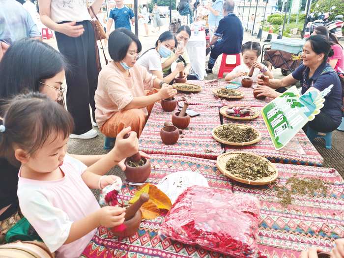     活动中，家长带领孩子用中药材制作香囊。    本报记者宋延康 摄