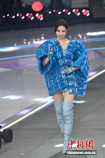 图为2025香港小姐竞选季军获得者袁文静以时装亮相。中新网记者 李志华 摄