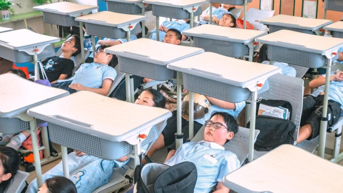 在福建平潭岚城中心小学，学生在可躺式课桌椅上午休。