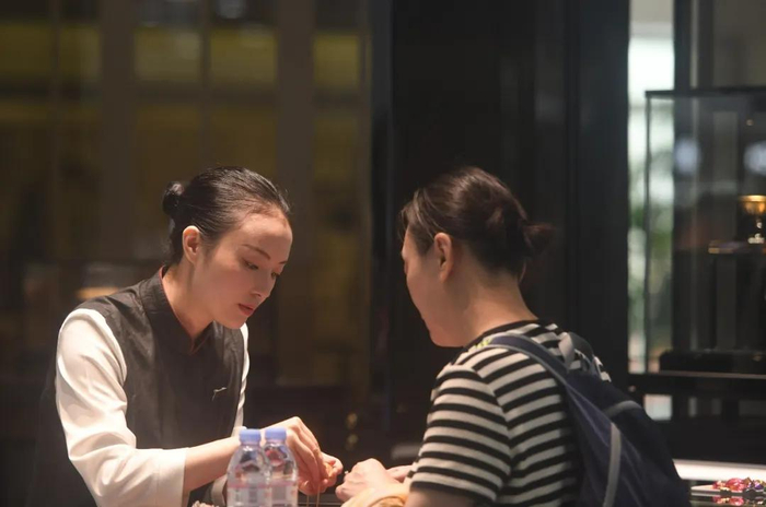 ▲老铺黄金店员，图源网络