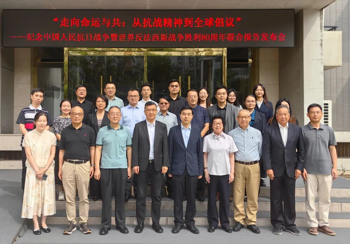 与会嘉宾合影。