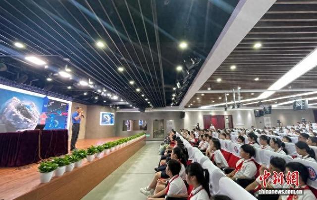 9月1日,中国首批航天员赵传东来到上海,与学生们分享航天故事。中新网记者 郑莹莹 摄
