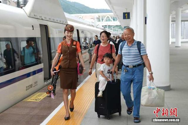 图为襄阳客运段乘务员正在帮助重点旅客上车。 左一琪 摄