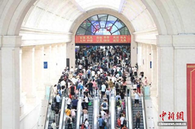 图为汉口车站旅客正在进站候车。 肖瑶 摄