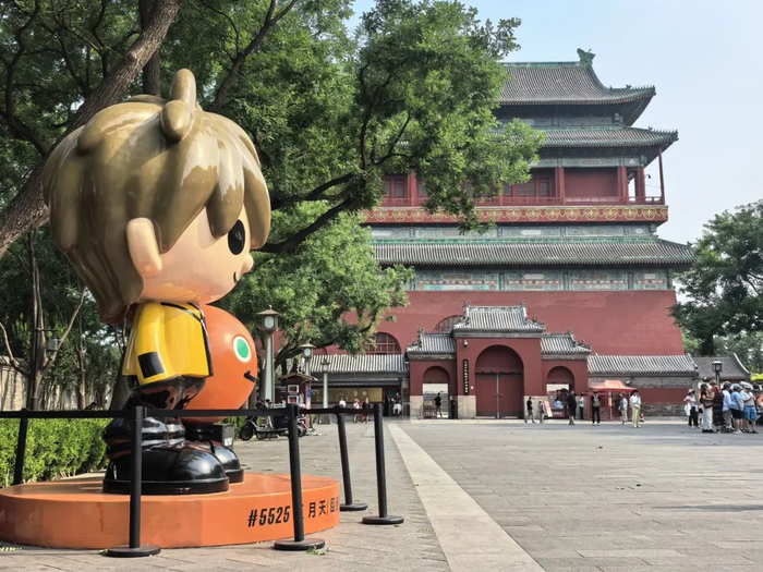 钟鼓楼广场的五月天公仔 图源：北京旅游网