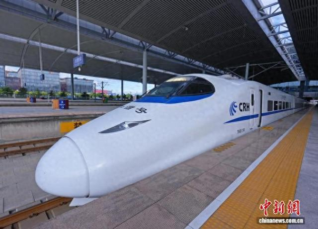“坐火车游山西看中国”旅客显增， 国铁太原局2025年暑运旅客发送量创历史新高。任丽娜 摄