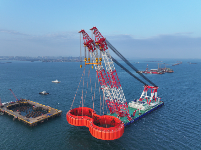 厦金大桥（厦门段）项目刘五店航道桥西主塔承台钢套箱吊装。厦门市交通运输局供图
