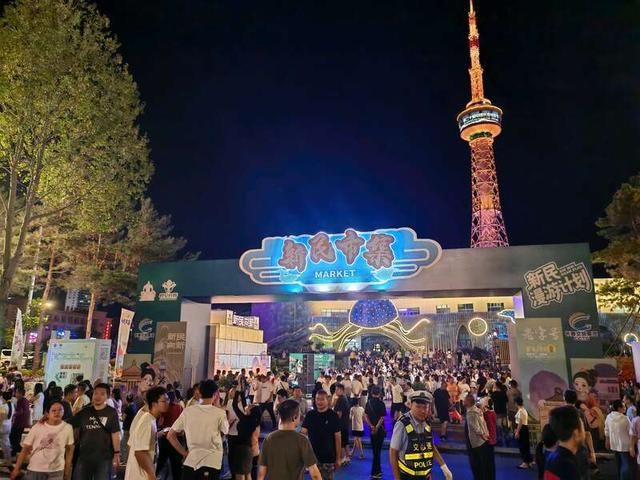 新民大街上的新民集市。中青报·中青网记者 王培莲/摄