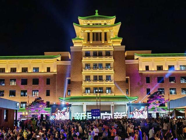 新民大街上举行户外音乐会。中青报·中青网记者 王培莲/摄