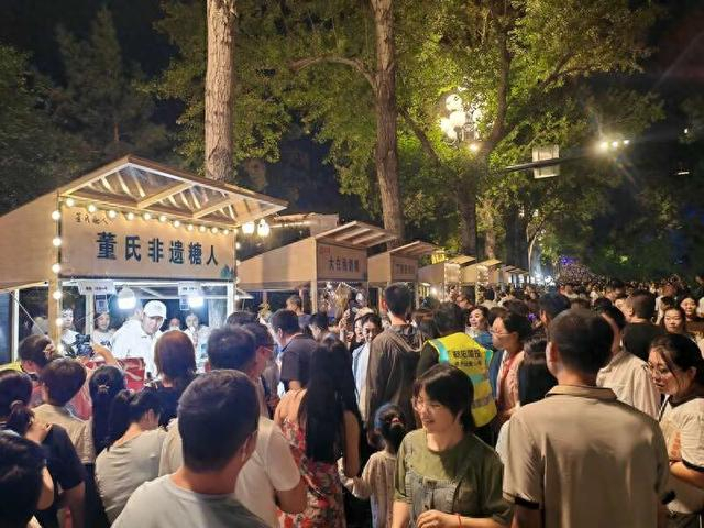 步行街模式的新民大街人山人海。中青报·中青网记者 王培莲/摄