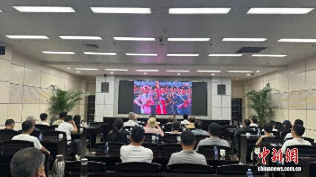 台胞台属在浙江湖州观看九三阅兵。湖州市台办供图