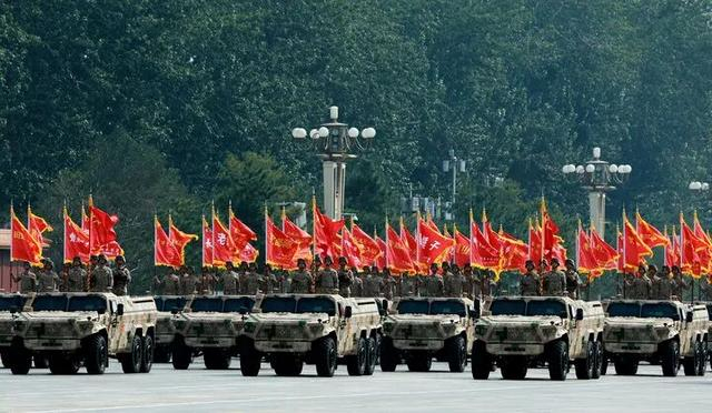 9月3日，纪念中国人民抗日战争暨世界反法西斯战争胜利80周年大会在北京隆重举行。这是战旗方队接受检阅。新华社记者 王晔 摄