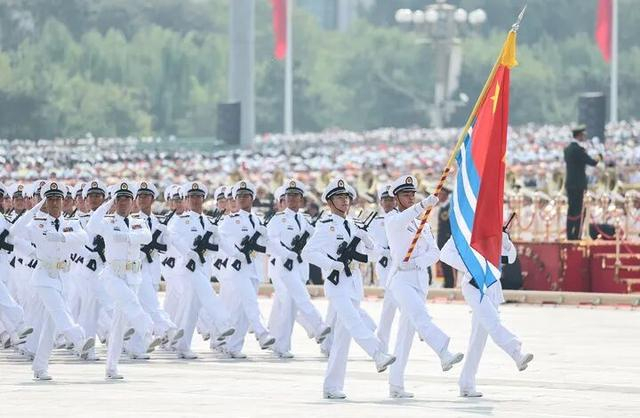 9月3日，纪念中国人民抗日战争暨世界反法西斯战争胜利80周年大会在北京隆重举行。这是海军方队接受检阅。新华社记者 徐昱 摄