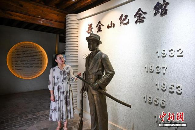 董蓉蓉讲述梁金山获得英国女王嘉奖的事迹。 李嘉娴 摄