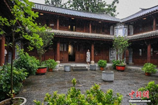 董蓉蓉站在梁金山故居回廊下。 李嘉娴 摄