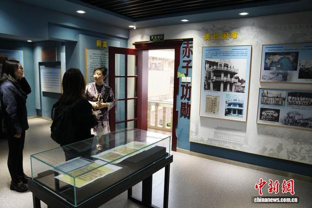 市民游客参观南侨机工历史文化纪念馆。中新网记者 刘冉阳 摄
