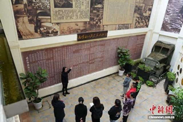 市民游客参观南侨机工历史文化纪念馆。中新网记者 刘冉阳 摄