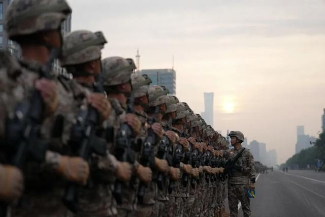 這是紀念大會(huì )開(kāi)始前，受閱部隊在準備。社出上熱搜第新華社記者 陳思汗 攝