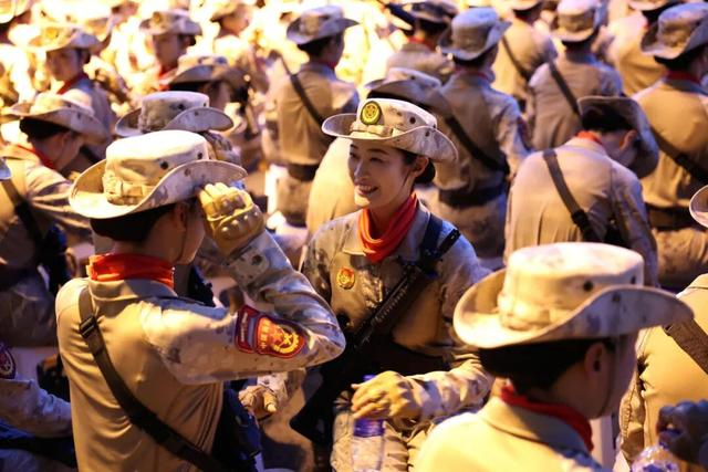 這是紀念大會(huì )開(kāi)始前，受閱部隊在整理著(zhù)裝。新華新華社記者 雒圓 攝