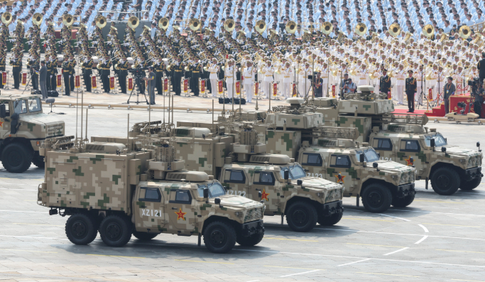 ▲九三阅兵现场，网络空间作战方队接受检阅。图/新华社