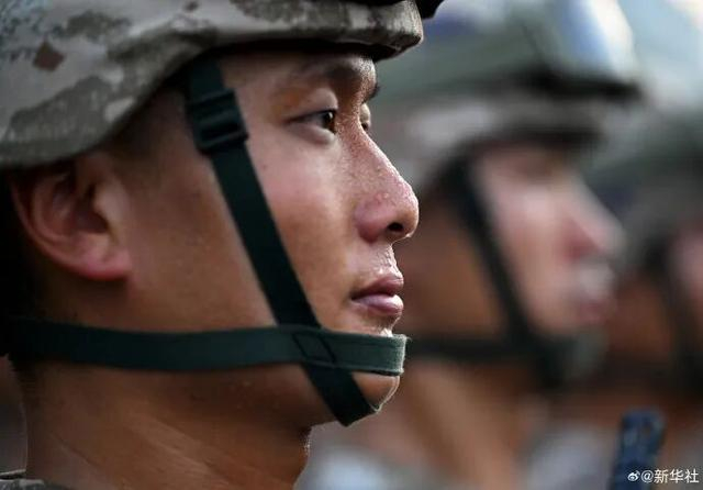 這是紀念大會(huì )開(kāi)始前，受閱部隊在準備。圖沖新華社記者 曹祎銘 攝