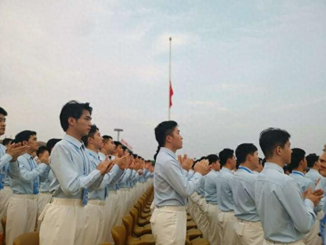 9月3日早晨，北京天安门广场，首都高校大学生组成的三千人合唱团已到达，开始排练。中青报·中青网记者 张国/摄