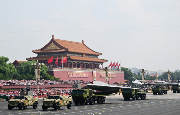▲九三阅兵现场，空中无人作战方队接受检阅。图/新华社