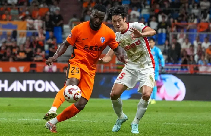 长春亚泰1-1玉昆队遭误判？谭龙禁区踢人，傅明判点球正确吗