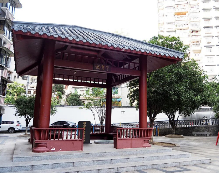 静立于居民小区的裕壁亭。（全媒体记者李徐祎 摄）