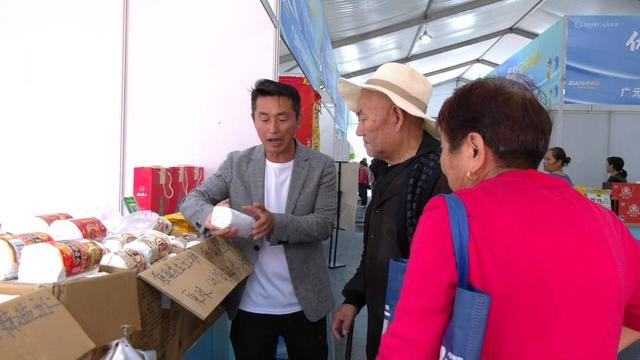 市民选购朝天特产。曾媛供图