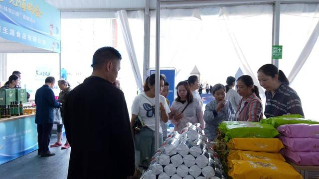 市民选购朝天特产。曾媛供图