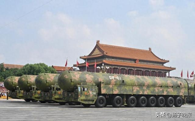 ▲9月3日，核导弹第一方队接受检阅。（刘金海 摄）