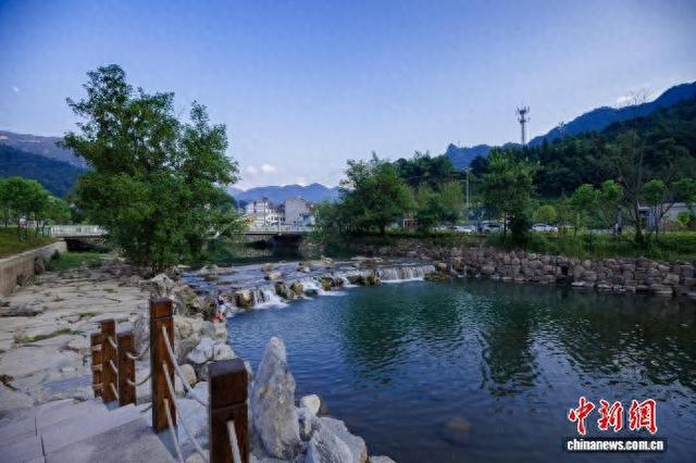 五峰民众在渔洋河畔静享垂钓悠闲时光。李莫 摄