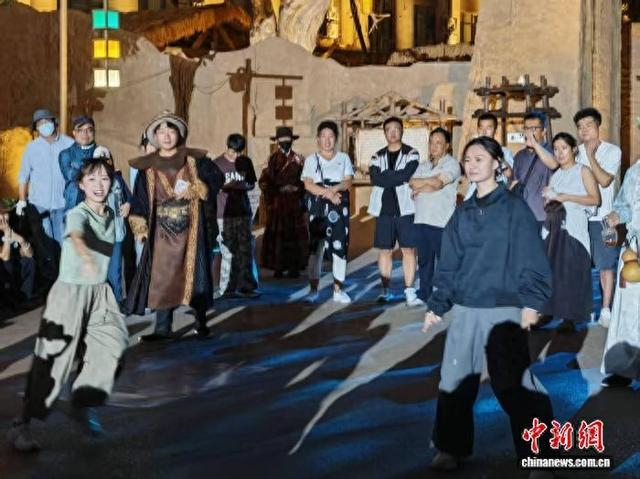 参观演艺小镇。宁夏台办供图