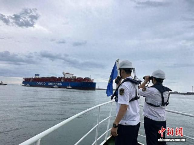 9月4日，海事工作人员正在洋浦区域集装箱枢纽港进行通航保障工作。洋浦海事局 供图