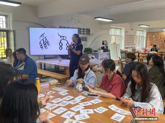 开展汉字研学。中新网记者 杨迪 摄
