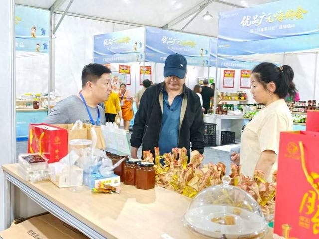 市民选购朝天特产。曾媛供图