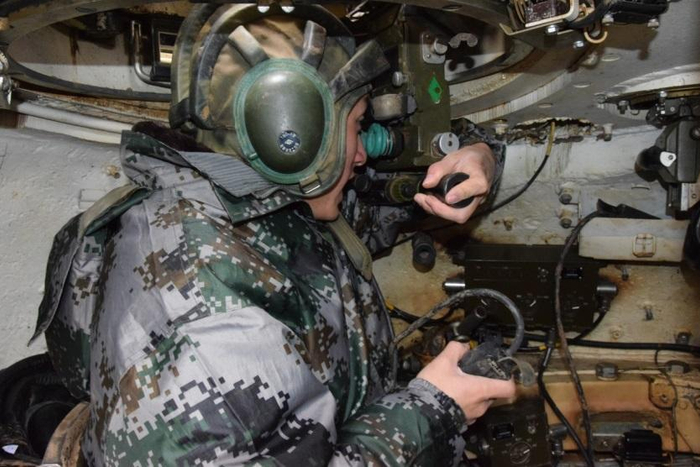 100坦克并未安装实体后视镜，它们都怎么了解战场环境？