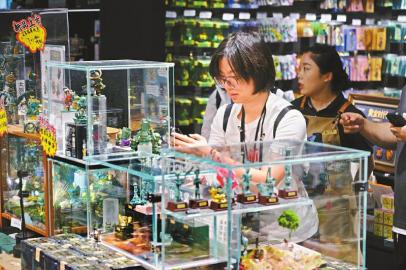 游客在选购三星堆文创产品。　　四川日报全媒体记者 郝飞 摄