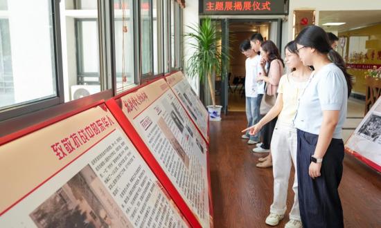 学生参观主题展。 杨玉璋 摄